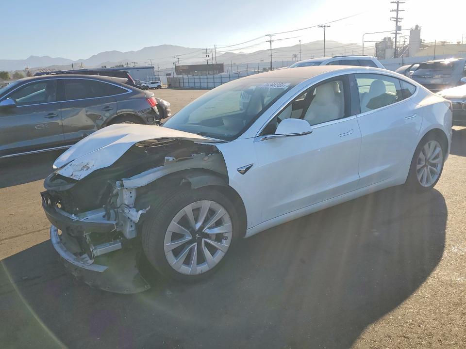 Снимка 1 от търг – 2018 TESLA MODEL 3 с VIN 5YJ3E1EB8JF135471