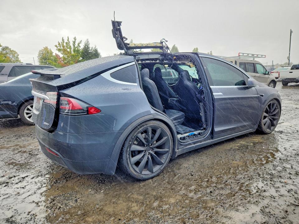 Foto 3 de la subasta – 2017 TESLA MODEL X con VIN 5YJXCDE22HF044800
