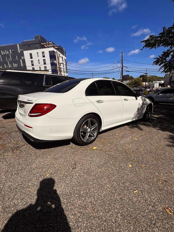 Photo 3 from auction – 2017 MERCEDES-BENZ E with VIN WDDZF4KBXHA018352