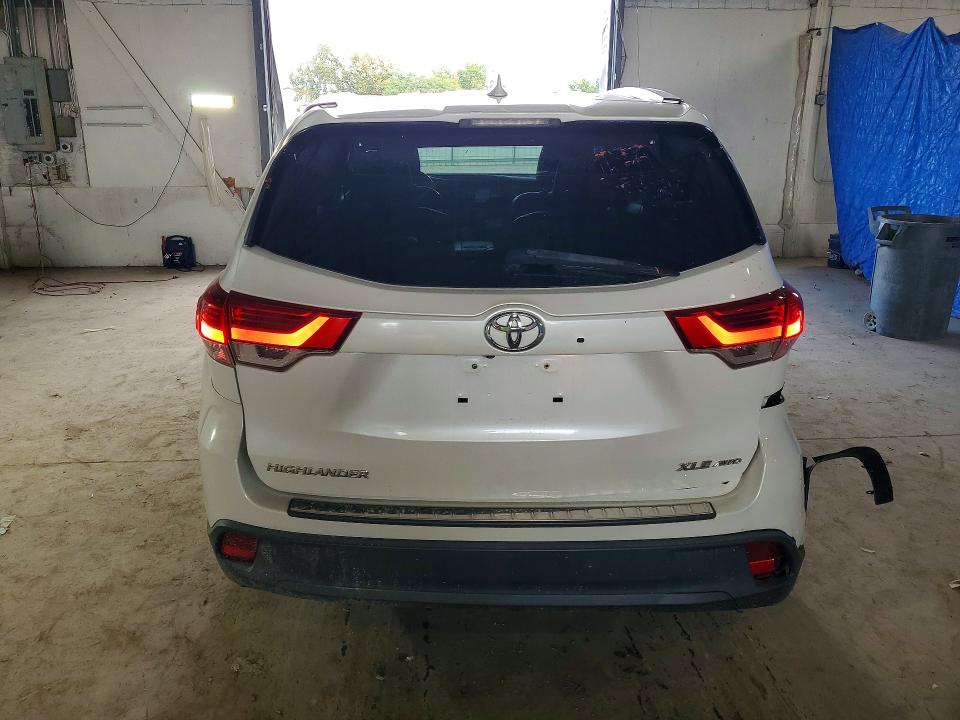 Снимка 6 от търг – 2018 TOYOTA HIGHLANDER с VIN 5TDJZRFH0JS830004