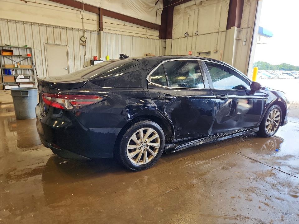 Photo 3 from auction – 2022 TOYOTA CAMRY with VIN 4T1C11BK4NU060762