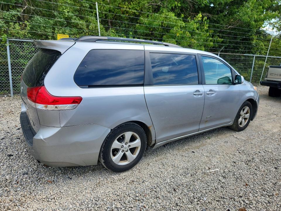 Photo 3 from auction – 2011 TOYOTA SIENNA with VIN 5TDKK3DCXBS040711