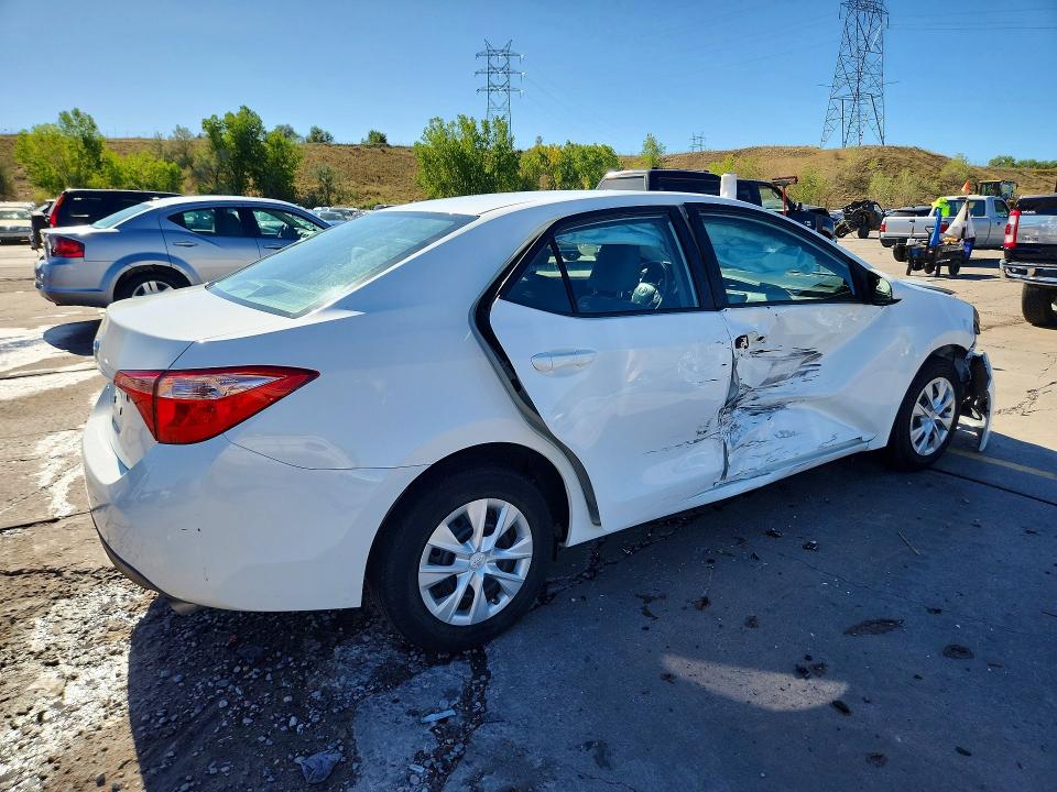 Снимка 3 от търг – 2018 TOYOTA COROLLA с VIN 5YFBURHE3JP790211