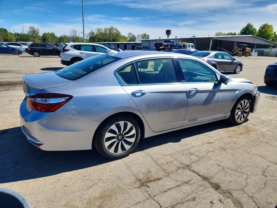Photo 3 from auction – 2017 HONDA ACCORD with VIN JHMCR6F58HC031577