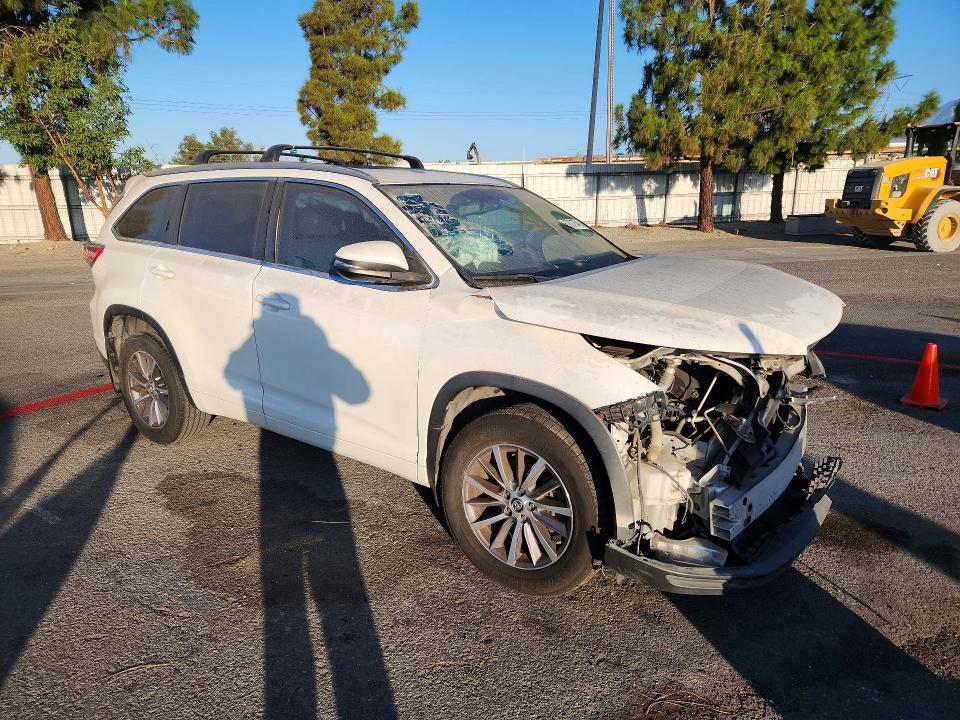 Photo 4 from auction – 2015 TOYOTA HIGHLANDER with VIN 5TDYKRFH0FS093509