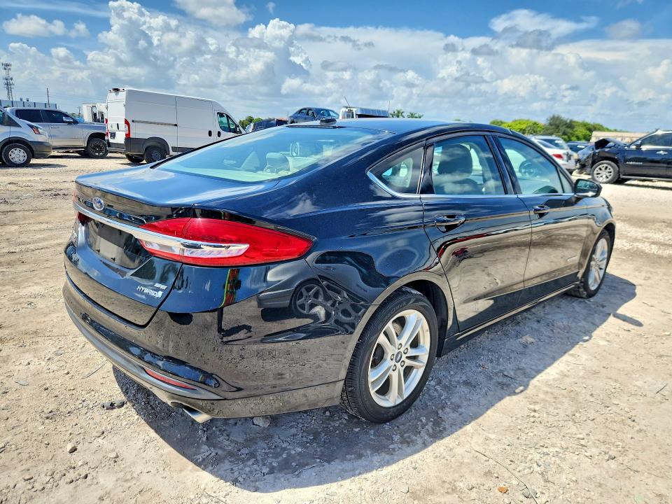 Foto 3 de la subasta – 2018 FORD FUSION con VIN 3FA6P0LU4JR219412