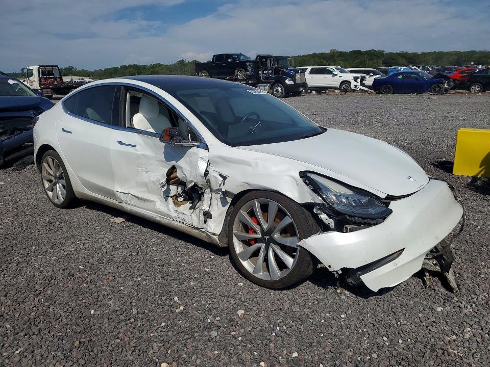 Foto 4 de la subasta – 2018 TESLA MODEL 3 con VIN 5YJ3E1EB3JF081352