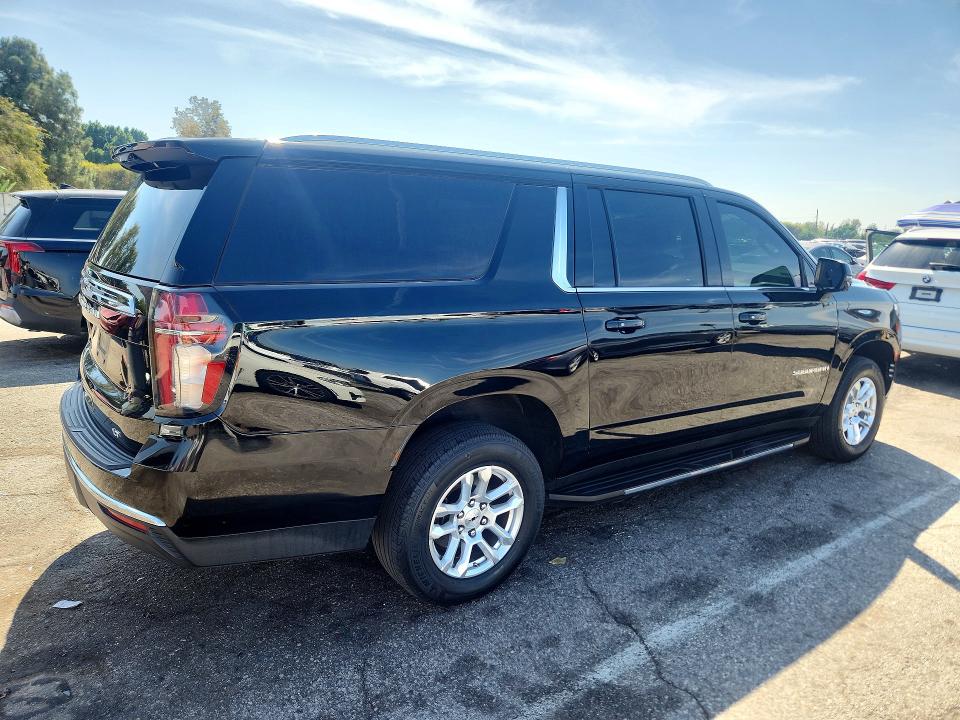 Photo 3 from auction – 2021 CHEVROLET SUBURBAN with VIN 1GNSCCKD4MR168573