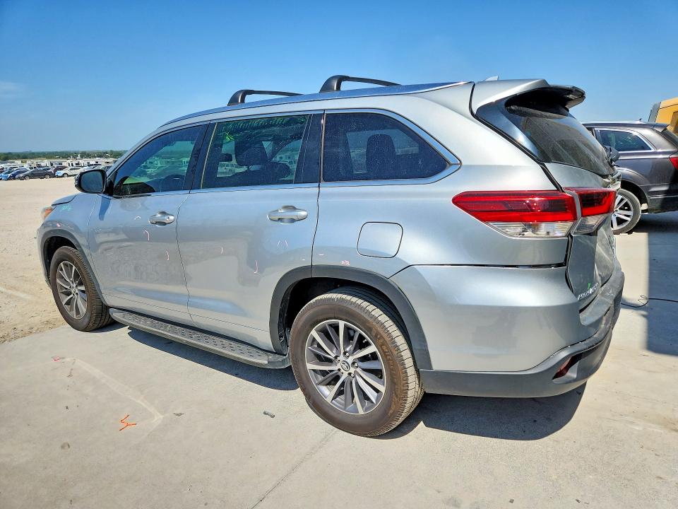 Снимка 2 от търг – 2018 TOYOTA HIGHLANDER с VIN 5TDKZRFH2JS271446