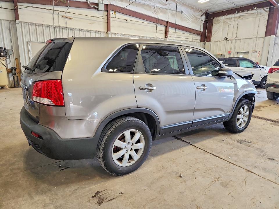 Снимка 3 от търг – 2011 KIA SORENTO с VIN 5XYKTCA17BG011695