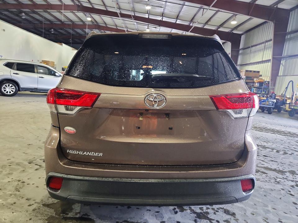 Photo 6 from auction – 2018 TOYOTA HIGHLANDER with VIN 5TDZARFH8JS037852