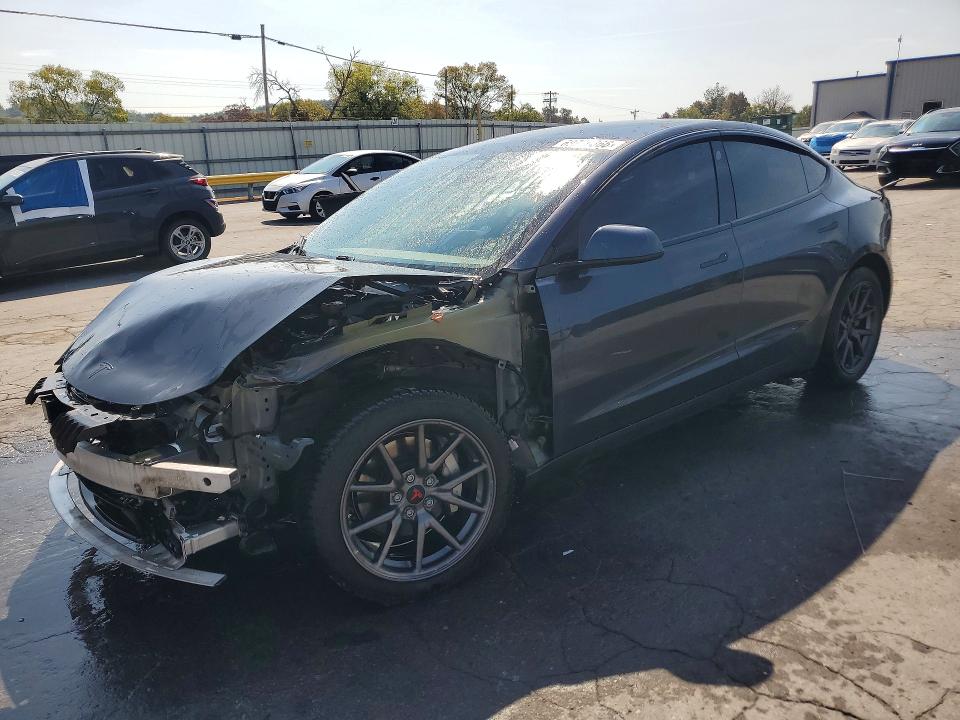 TESLA MODEL 3 2019 مع رقم تعريف المركبة 5YJ3E1EB8KF520692 - صورة من المزاد
