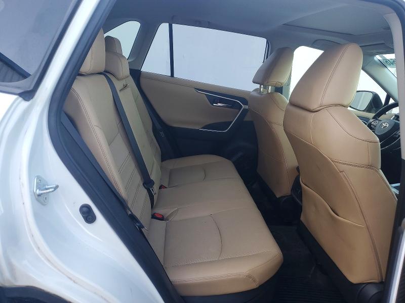 Photo 11 from auction – 2019 TOYOTA RAV4 with VIN JTMDWRFV7KD035654
