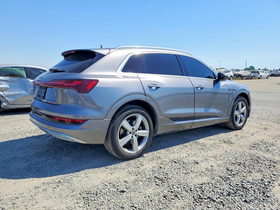 Foto 3 de la subasta – 2019 AUDI E-TRON con VIN WA1LABGE5KB013108