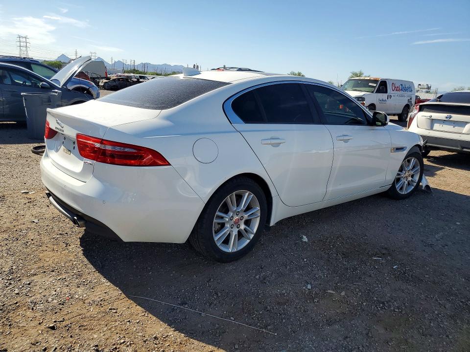 Снимка 3 от търг – 2017 JAGUAR XE с VIN SAJAD4BG6HA965821