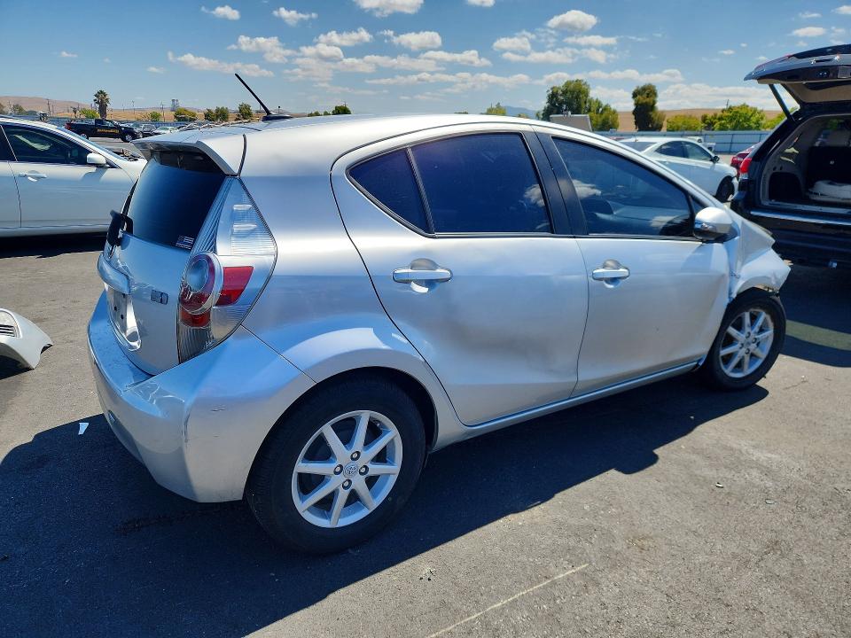 Photo 3 from auction – 2014 TOYOTA PRIUS C with VIN JTDKDTB37E1062311