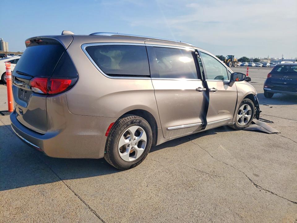Фото 3 с аукциона – 2017 CHRYSLER PACIFICA с VIN 2C4RC1EG2HR537187