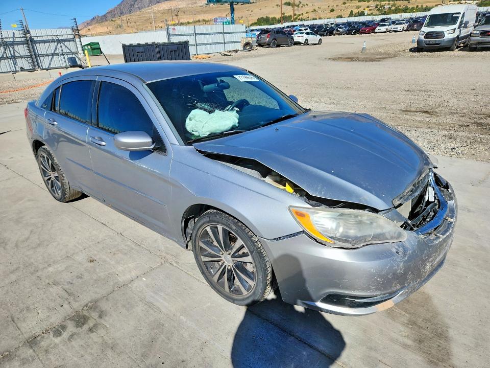 Photo 4 from auction – 2014 CHRYSLER 200 with VIN 1C3CCBAB2EN204801