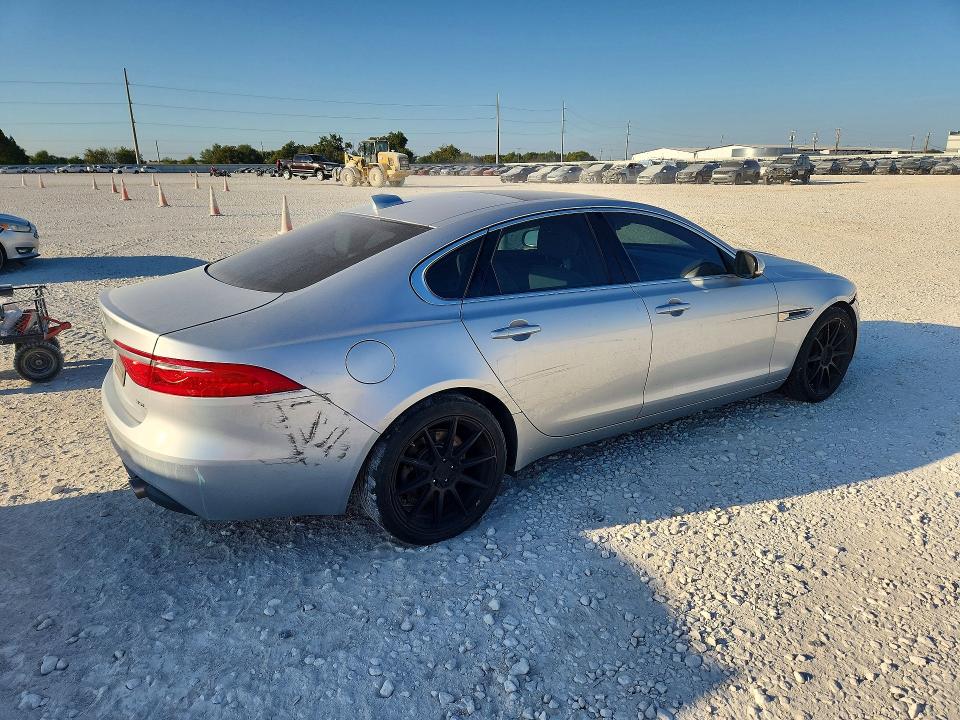 Zdjęcie 3 z aukcji – 2017 JAGUAR XF z VIN SAJBD4BV3HCY46888