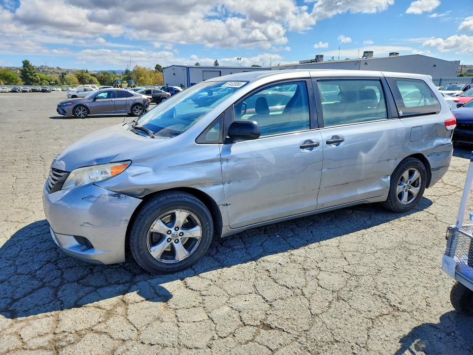 TOYOTA SIENNA 2014 مع رقم تعريف المركبة 5TDZK3DC5ES464249 - صورة من المزاد