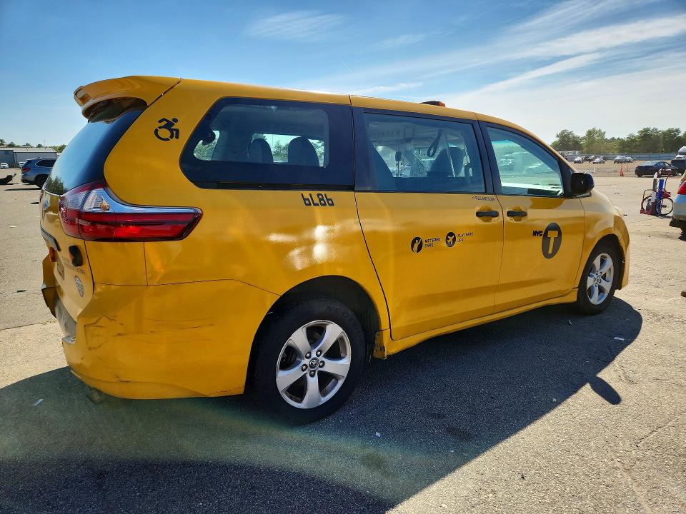 Photo 3 from auction – 2018 TOYOTA SIENNA with VIN 5TDZZ3DC1JS920625