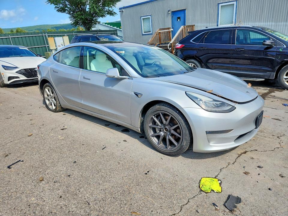 Снимка 4 от търг – 2018 TESLA MODEL 3 с VIN 5YJ3E1EB5JF096189