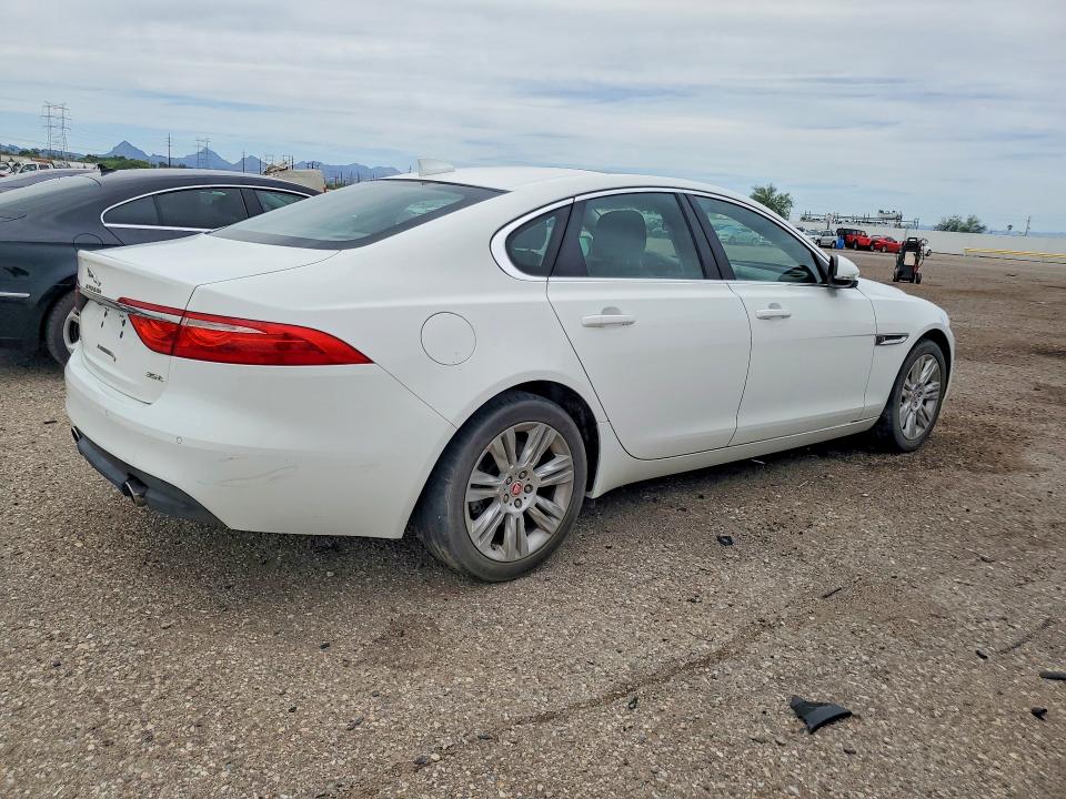 Foto 3 de la subasta – 2017 JAGUAR XF con VIN SAJBD4BVXHCY35581