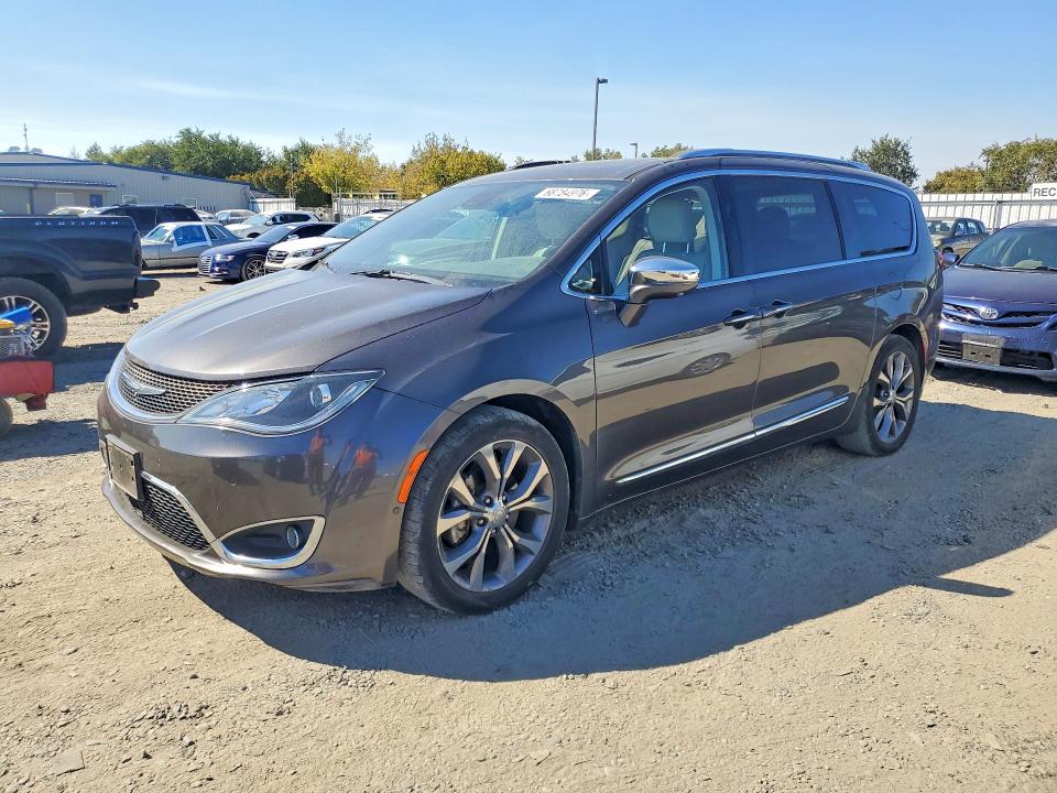 CHRYSLER PACIFICA 2018 with VIN 2C4RC1GG5JR259811 - Photo from auction