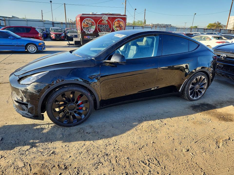 TESLA MODEL Y 2022 مع رقم تعريف المركبة 7SAYGDEF4NF490568 - صورة من المزاد