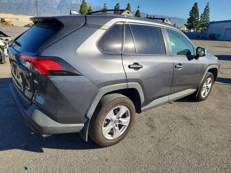 Снимка 3 от търг – 2019 TOYOTA RAV4 с VIN 2T3W1RFV2KC032012