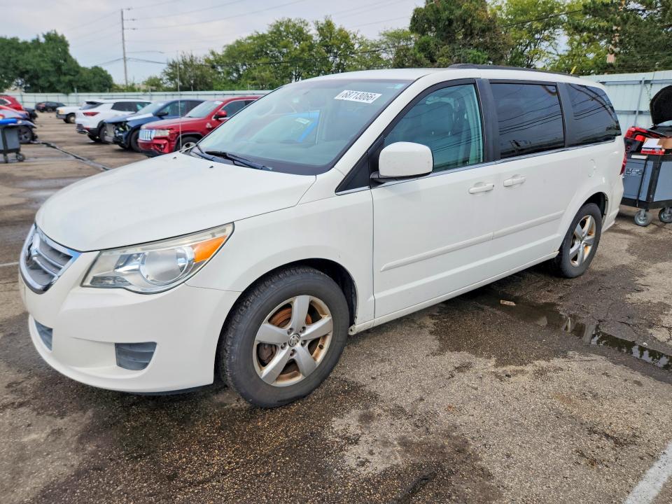 VOLKSWAGEN ROUTAN 2011 with VIN 2V4RW3DG5BR636488 - Photo from auction