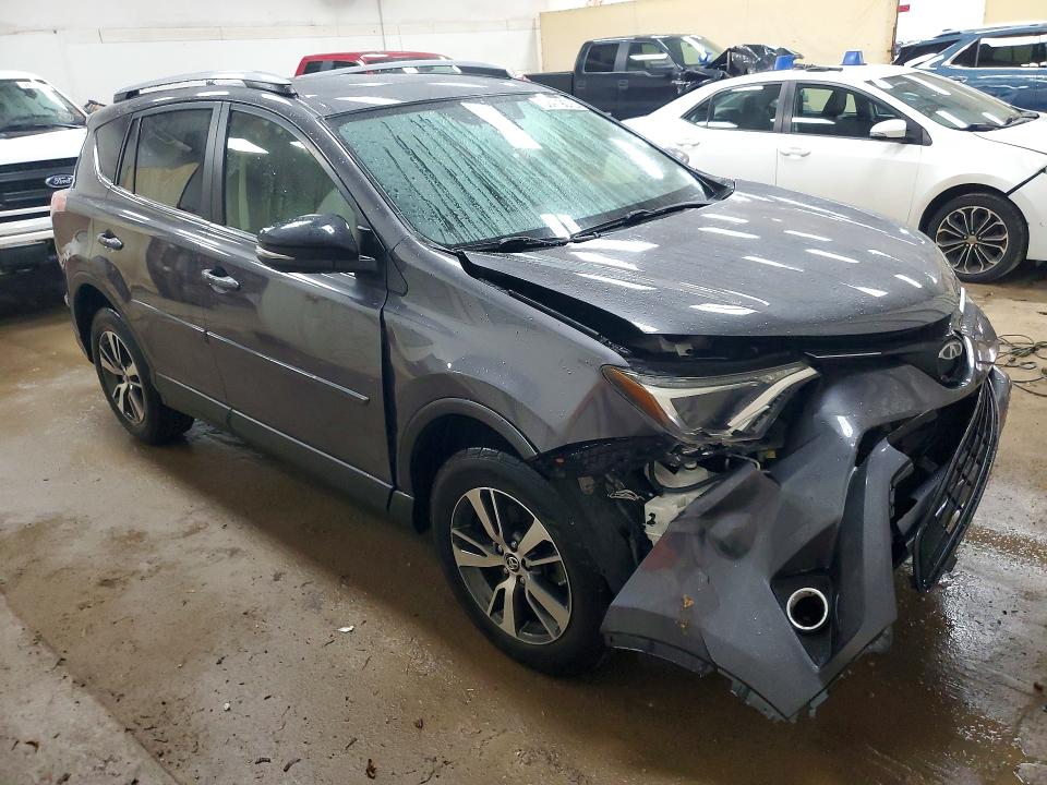 Снимка 4 от търг – 2017 TOYOTA RAV4 с VIN JTMRFREV9HJ124157