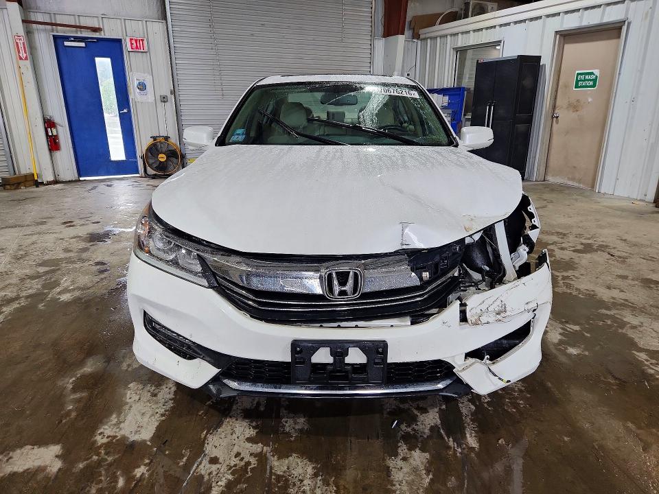 Снимка 5 от търг – 2016 HONDA ACCORD с VIN 1HGCR2F82GA029176