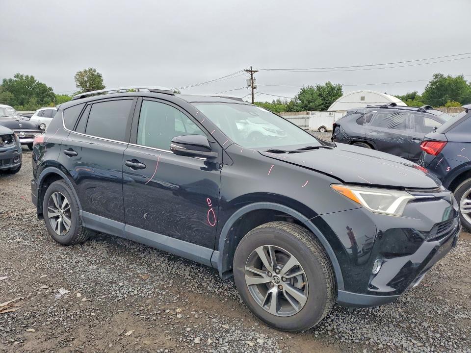 Photo 4 from auction – 2018 TOYOTA RAV4 with VIN 2T3RFREV5JW713651
