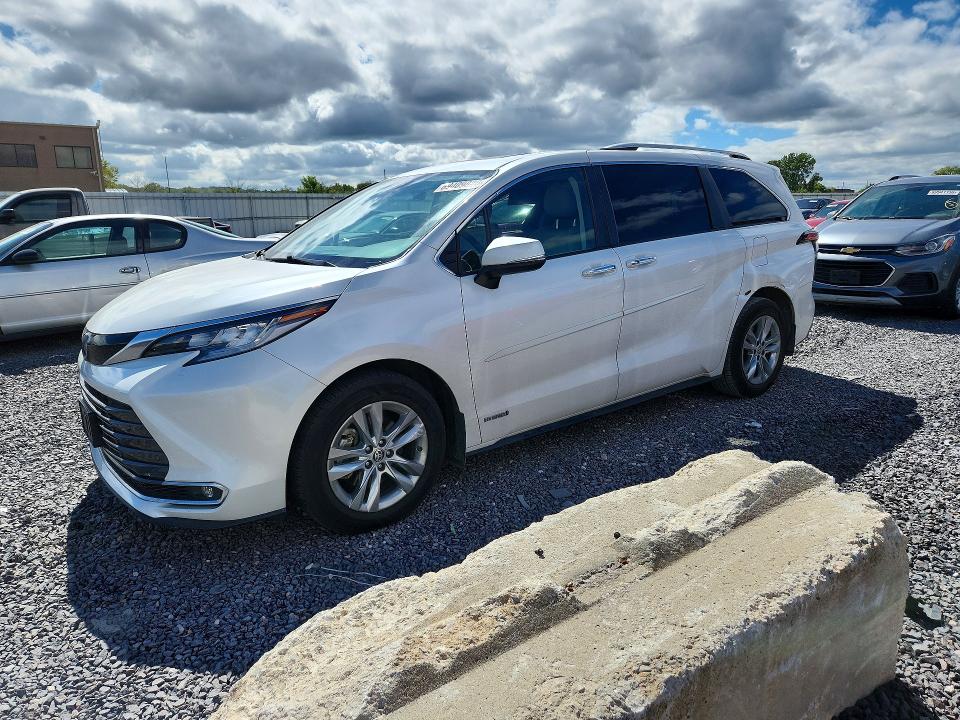 TOYOTA SIENNA 2021 с VIN 5TDZRKEC1MS054079 - Снимка от търг