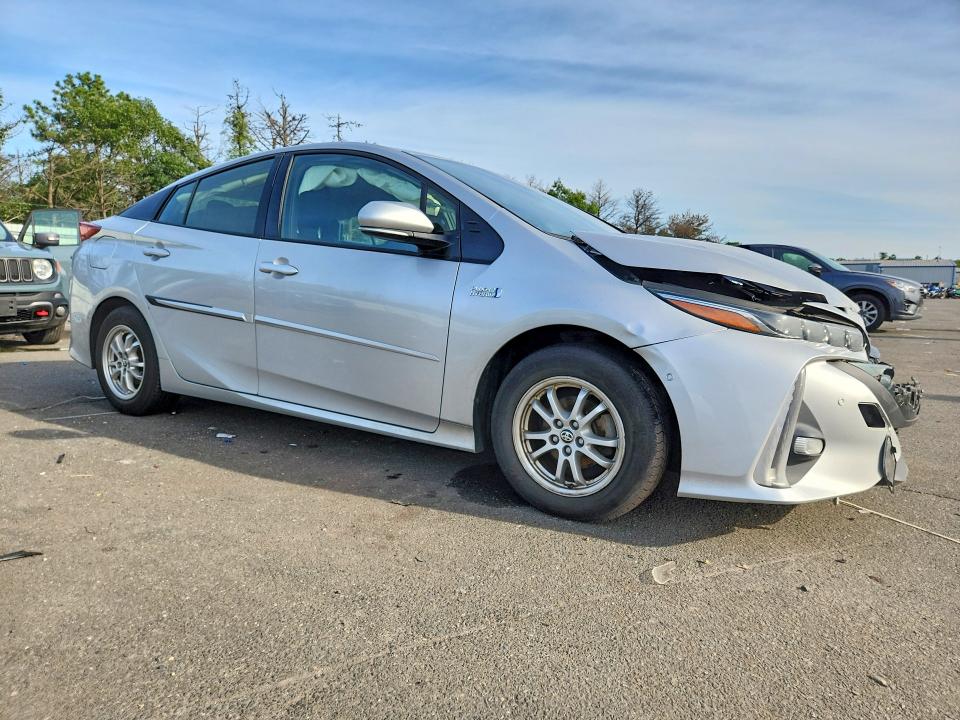 Photo 4 from auction – 2018 TOYOTA PRIUS PRIME with VIN JTDKARFP7J3093890