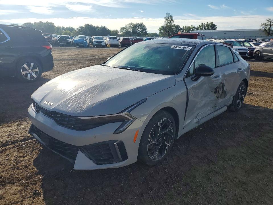 KIA K5 2025 مع رقم تعريف المركبة KNAG64J75S5327965 - صورة من المزاد
