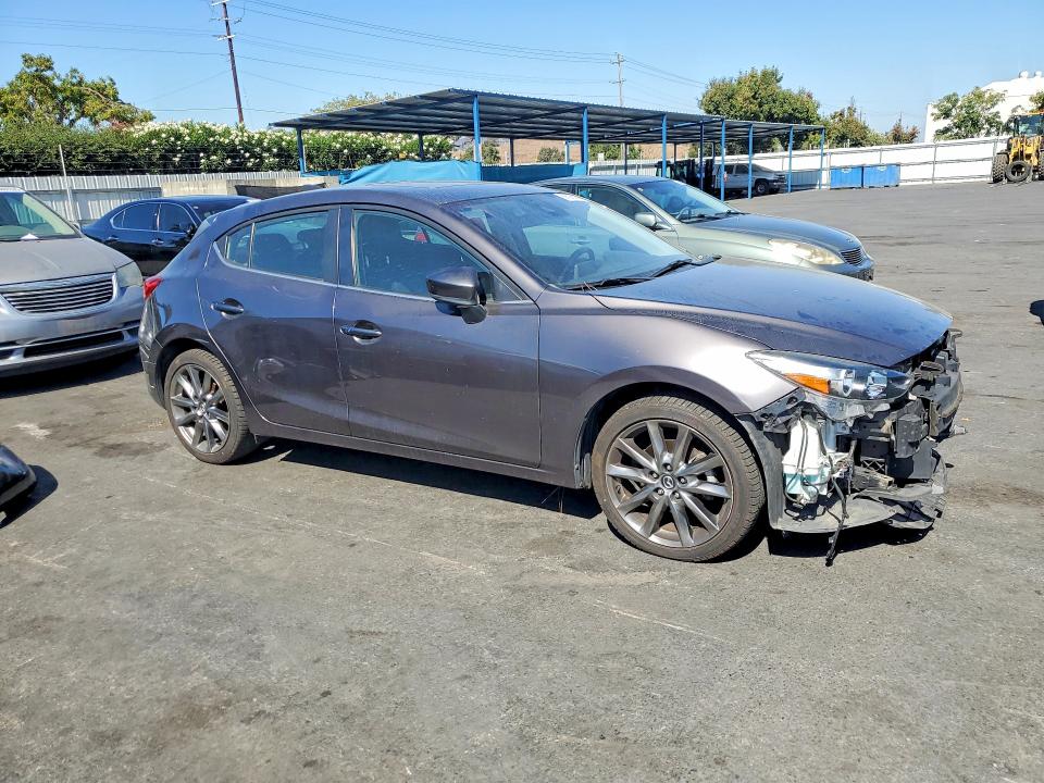 Photo 4 from auction – 2018 MAZDA 3 with VIN 3MZBN1L30JM249383
