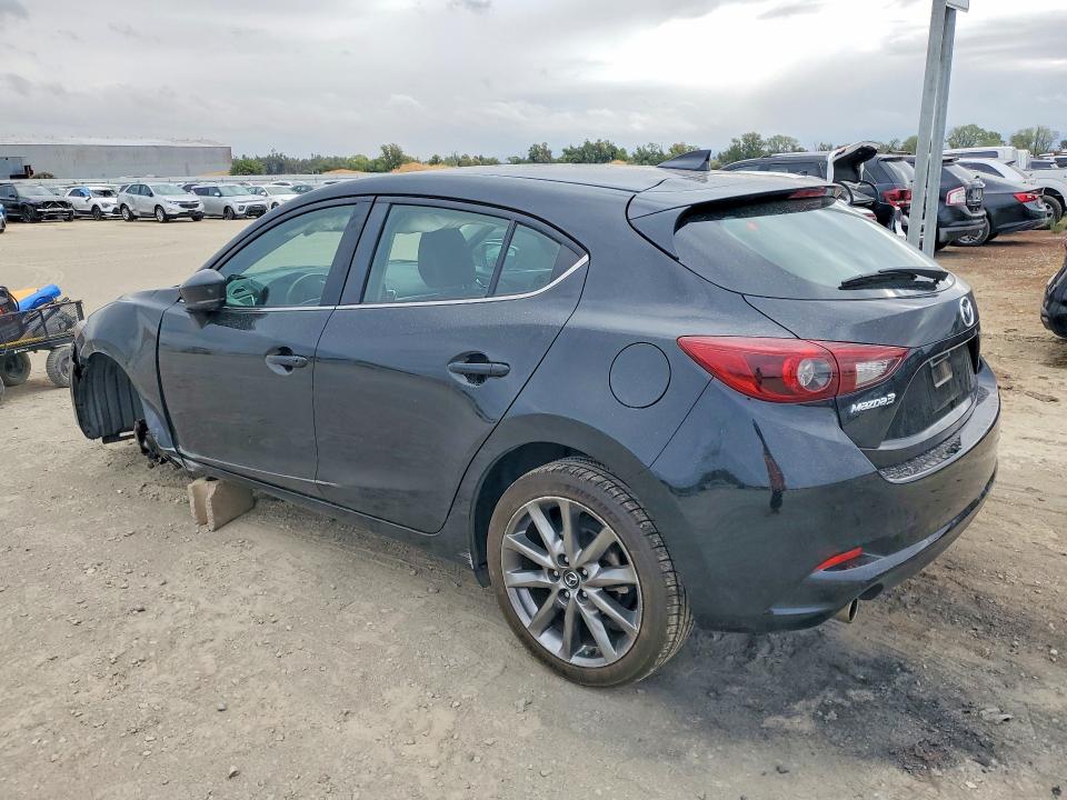 Photo 2 from auction – 2018 MAZDA 3 with VIN 3MZBN1M3XJM192818