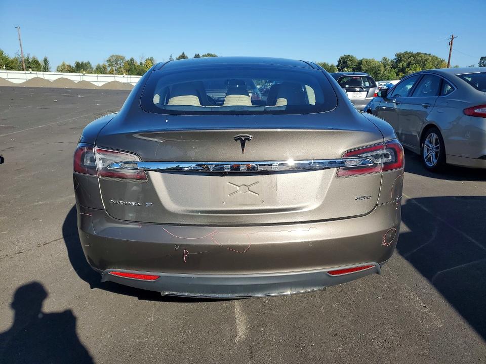 Foto 6 de la subasta – 2015 TESLA MODEL S con VIN 5YJSA1H28FF095144