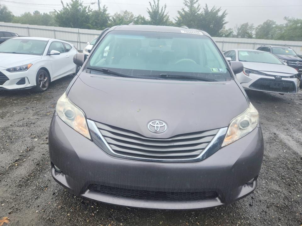 Снимка 5 от търг – 2014 TOYOTA SIENNA с VIN 5TDYK3DC4ES522766