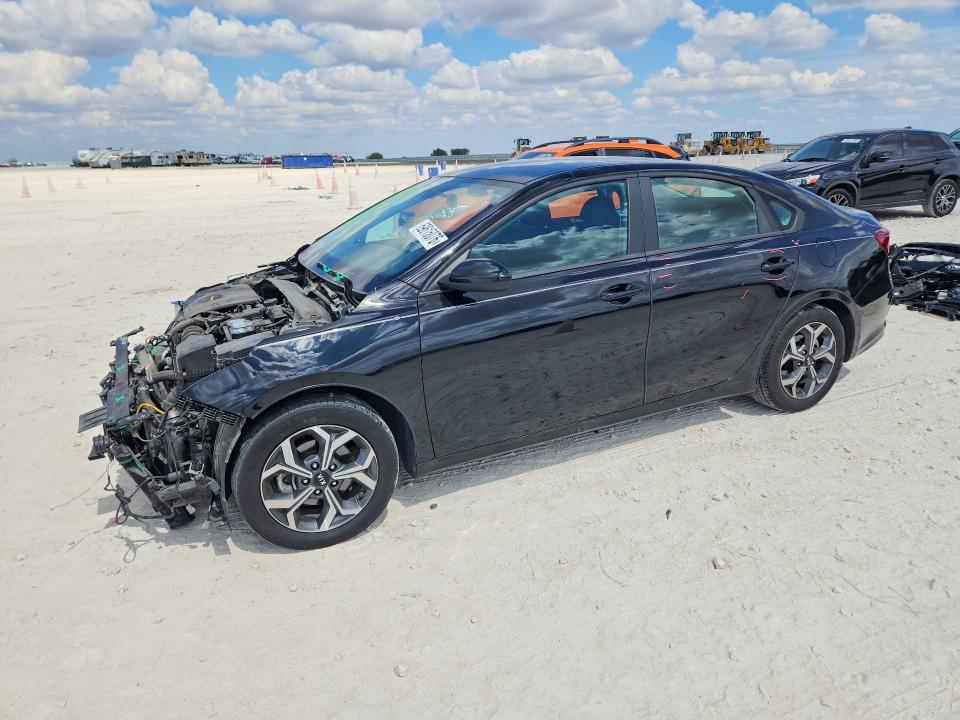 KIA FORTE 2021 con VIN 3KPF24ADXME326575 - Foto de la subasta
