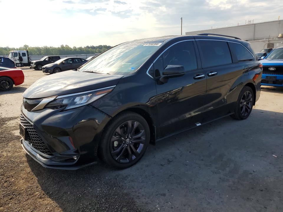 TOYOTA SIENNA 2024 with VIN 5TDDRKEC3RS189923 - Photo from auction