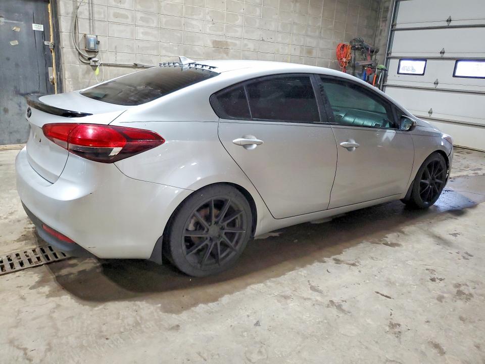 Снимка 3 от търг – 2017 KIA FORTE с VIN 3KPFK4A79HE085611