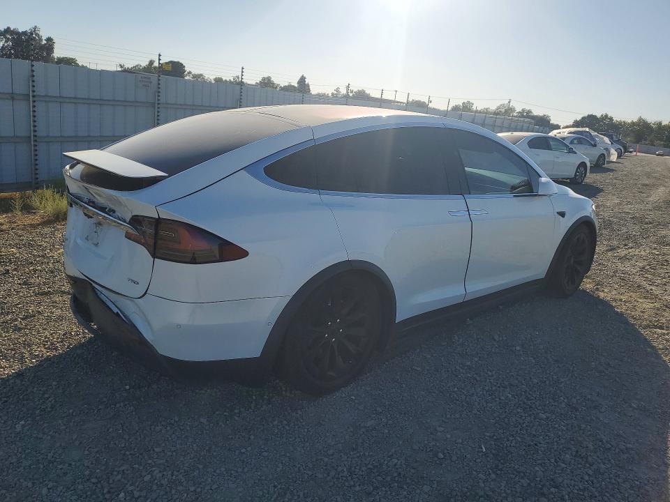 Снимка 3 от търг – 2017 TESLA MODEL X с VIN 5YJXCBE27HF041654
