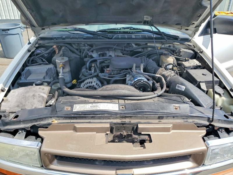 Photo 12 from auction – 2003 CHEVROLET BLAZER with VIN 1GNDT13X03K174688
