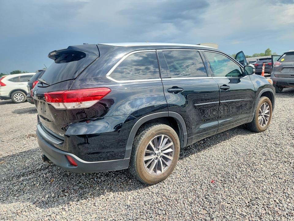 Photo 3 from auction – 2017 TOYOTA HIGHLANDER with VIN 5TDKZRFH7HS510502