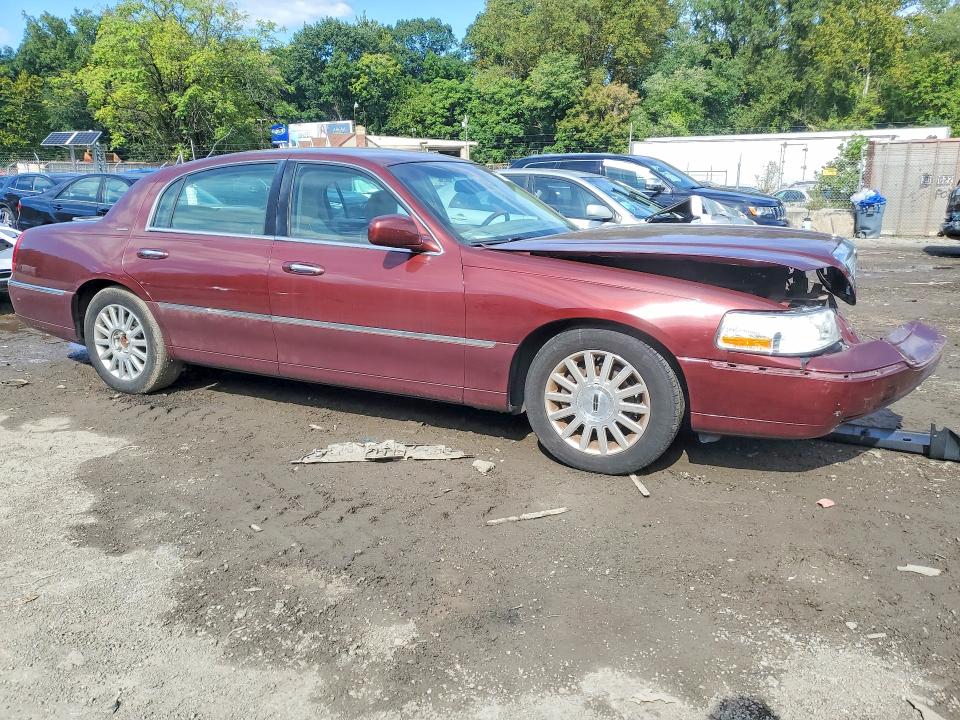 Photo 4 from auction – 2003 LINCOLN TOWN CAR with VIN 1LNHM82W63Y609151