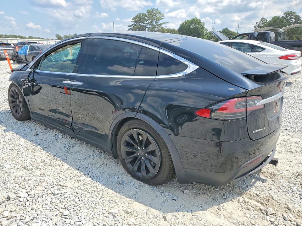 Фото 2 с аукциона – 2018 TESLA MODEL X с VIN 5YJXCBE21JF127144