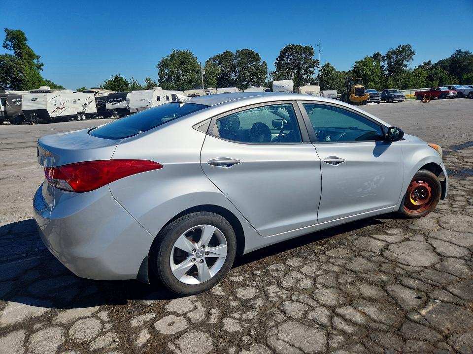 Photo 3 from auction – 2013 HYUNDAI ELANTRA with VIN 5NPDH4AE7DH396982